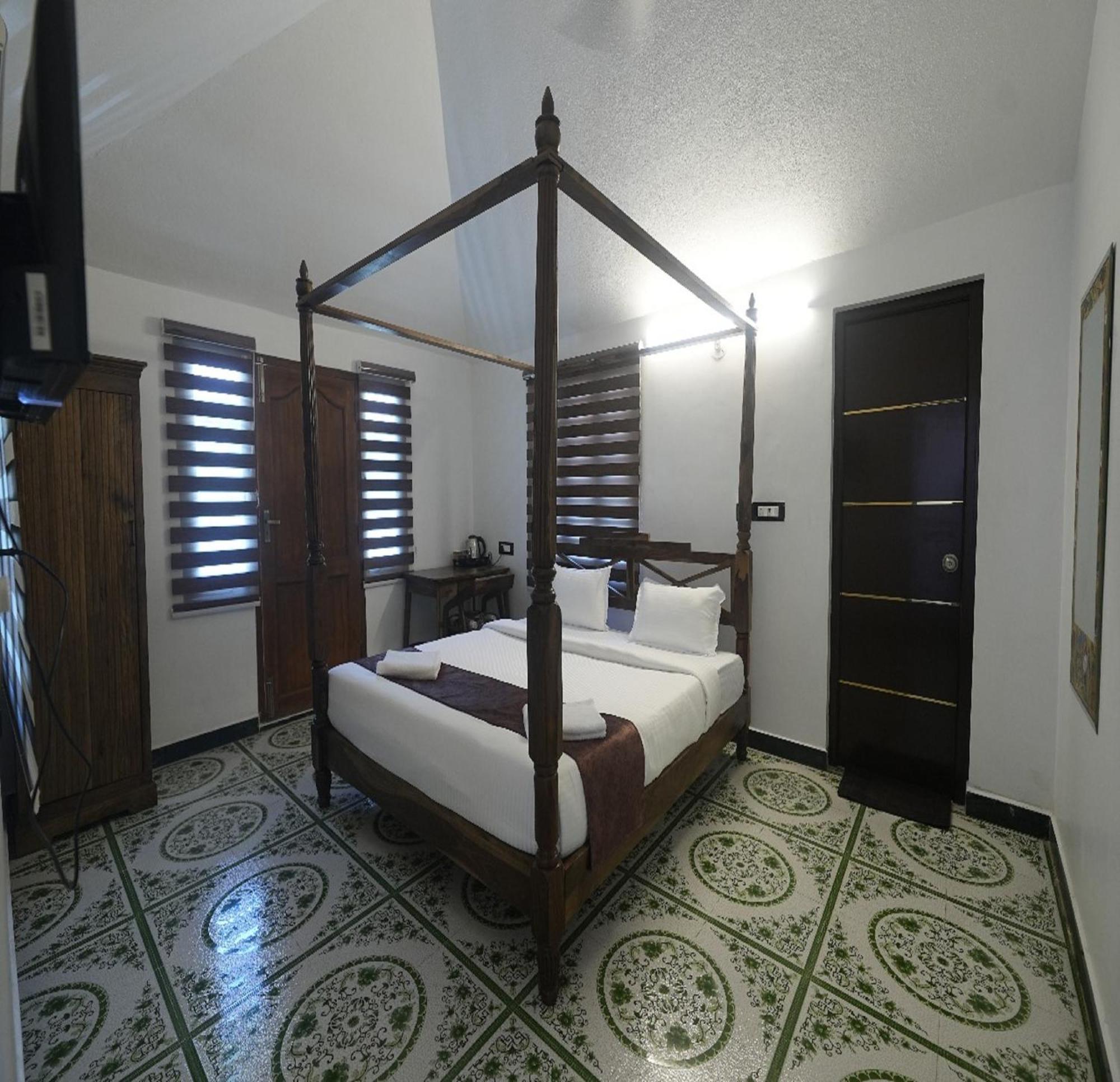 Courtyard Castle Heritage Resort 퐁디셰리 외부 사진